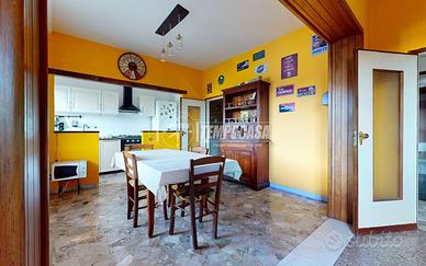 AMPIO APPARTAMENTO CON TRE CAMERE E GARAGE IN CENT