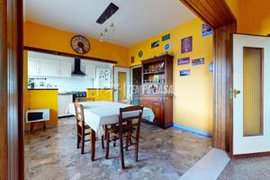 AMPIO APPARTAMENTO CON TRE CAMERE E GARAGE IN CENT