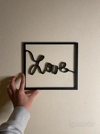 quadretto con scritta “love”