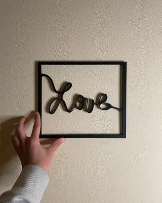 quadretto con scritta “love”