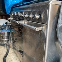 Vecchia cucina a gas ben conservata