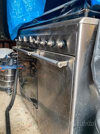 Vecchia cucina a gas ben conservata