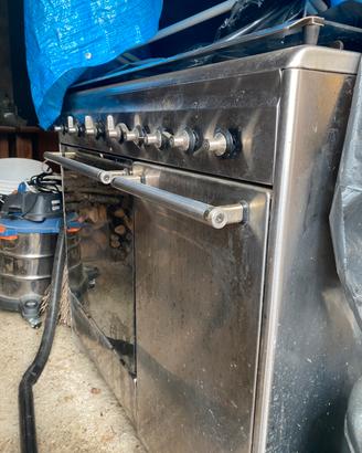 Vecchia cucina a gas ben conservata