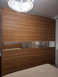 Armadio e ante scorrevoli.