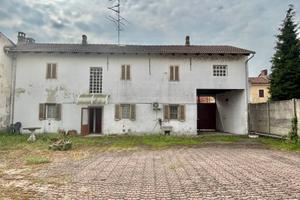 VERCELLI VIC.: SOLUZIONE INDIPENDENTE CON GIARDINO