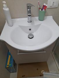 Mobile bagno con tubo di scarico e porta asciuga 