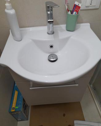 Mobile bagno con tubo di scarico e porta asciuga 