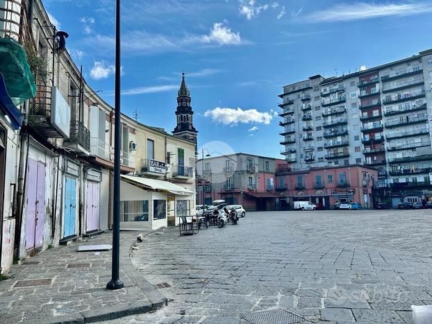 NEGOZIO A NAPOLI