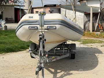 Gommone in buone condizione con motore 40 cavalli