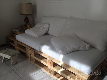 Divano in pallet 3 posti con cuscini