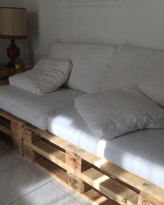 Divano in pallet 3 posti con cuscini