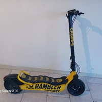 Monopattino elettrico Ducati con casco