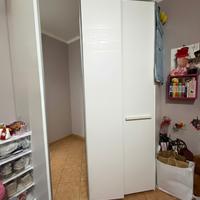 Armadio bianco moderno con anta a specchio