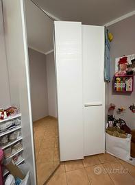 Armadio bianco moderno con anta a specchio