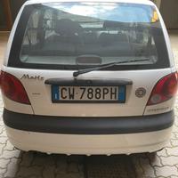 Auto 5 porte pronta per strada