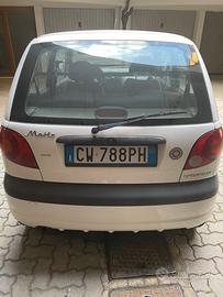 Auto 5 porte pronta per strada