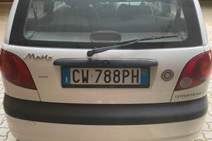 Auto 5 porte pronta per strada