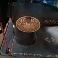 Macchina da cucire Singer antica