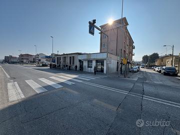 Torrette, intero edificio commerciale con rendita