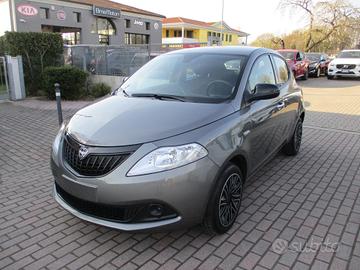 Lancia Ypsilon 1.0 firefly hybrid Silver s&s 70cv