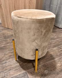 Pouf in velluto beige con gambine oro