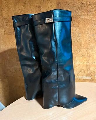 Stivali con tacco largo