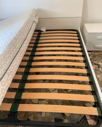 Letto matrimoniale con comodino