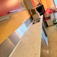 Cucina moderna completa con isola centrale