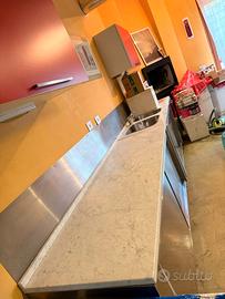 Cucina moderna completa con isola centrale