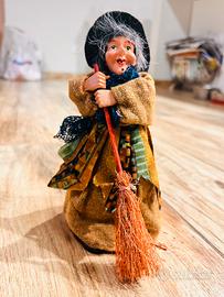 Befana con contenitore dolci