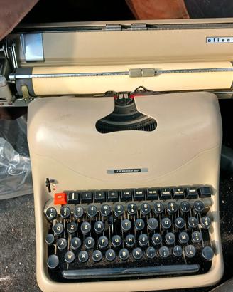 macchina di scrivere olivetti  vintage 