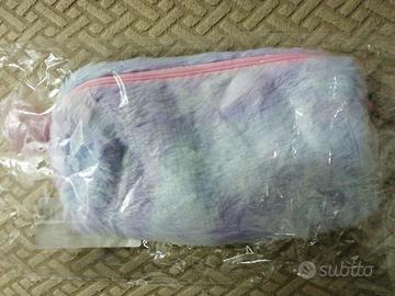 Astuccio 17 cm peloso con pompon rosa