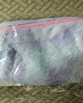 Astuccio 17 cm peloso con pompon rosa