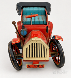 Auto vintage in latta Modern Toys