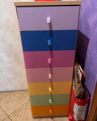 Settimino com cassetti colorati