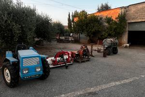 Trattore e accessori si vendono in unico blocco