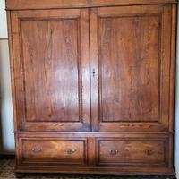 Armadio antico in legno massello