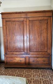 Armadio antico in legno massello