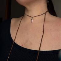 Choker marrone con perline e corno uncinetto