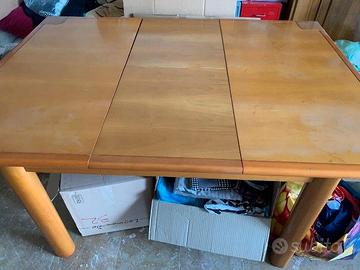 TAVOLO QUADRATO IN LEGNO ALLUNGABILE CON 4 SEDIE