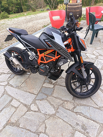 Duke 125 del 2022 con 21000 km