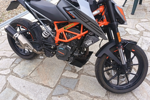 Duke 125 del 2022 con 21000 km