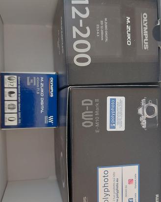olympus 12-200 + 45 fisso + 2batterie + corpo macc