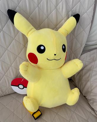 Peluche pikachu
