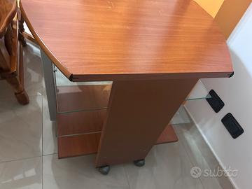 Mobiletto nuovo con ripiani