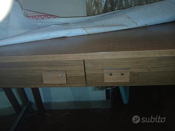 tavolo con 2 cassetti