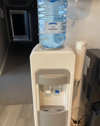 Dispenser / refrigeratore d’acqua usato pochissimo