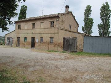 Rustico / Casale di 500 m² con più di 5 locali e b