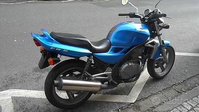 Kawasaki er 5 - 2001
