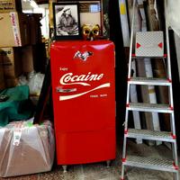 Frigorifero rosso funzionante americano degli anni